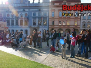 Z domu se dá pozorovat dění na náměstí