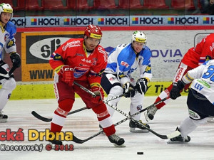 Peter Frühauf rozehrává přes Jakuba Lva