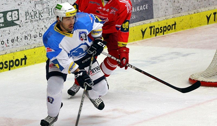 Bývalý budějcký útočník Milan Gulaš před Tomášem Knotkem