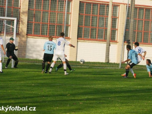 Čerstvý Sláva Baščevan (č. 15) touto střelou snížil na 1-2