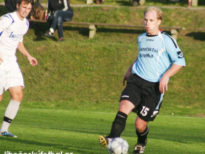 Jan Kromka se neprosadil, vlevo běží domácí Miroslav Syrovátka