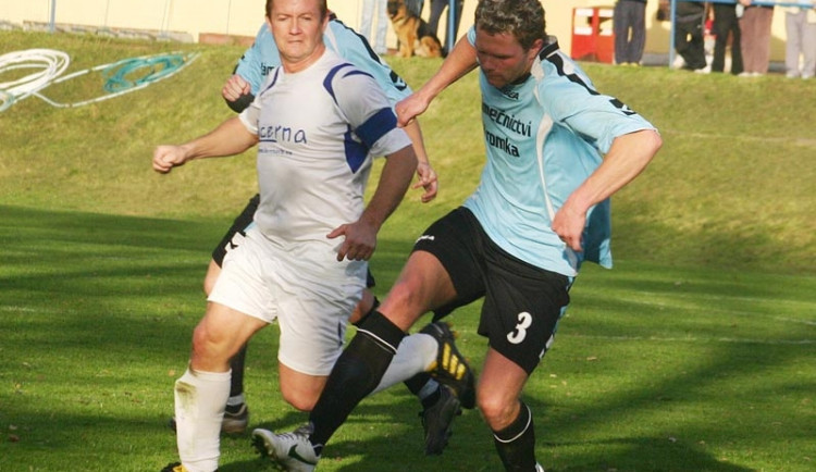 Martin Šahajda (s míčem u nohy) před rudolfovským kapitánem Martinem Zachem byl smutným hrdinou Dražic. Dal druhý gól hostů, ale po hodině šel pod sprchy