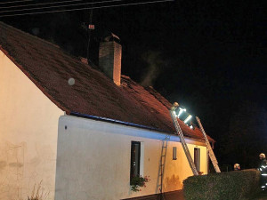 V Dyníně hořela střecha rodinného domu