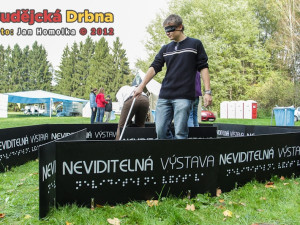 Zkouška chůze s bílou holí