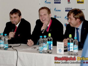 Trenéři obou týmů - kouč Lva Praha Josef Jandač (vlevo) a kormidelník Dynama Moskva Oleg Znarok (vpravo)