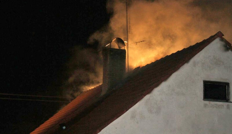 V Dyníně hořela střecha rodinného domu