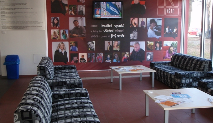 Vestibul vysoké školy technické a ekonomiké v Českých Budějovicích