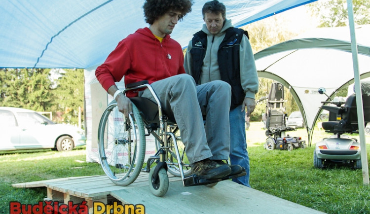 Všichni si mohli vyzkoušet, jaké to je na kolečkovém křesle