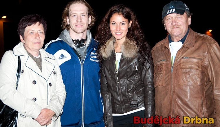 Filip Novák s rodiči a přítelkyní Míšou