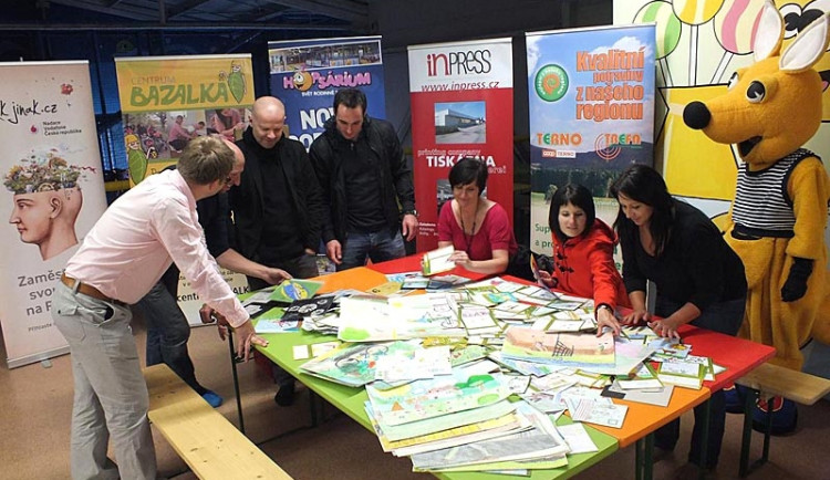 Odborná porota vybírá nejlepší motivy do pexesa