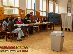 Volby 2012: K urnám přišlo zatím kolem 30 procent voličů