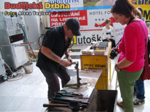 Vyhledávanou atrakcí bylo tavení a foukání skla