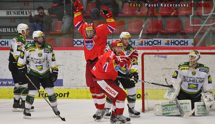 Rudolf Červený rozhodl zápas třicet sekund před koncem. Na snímku se raduje před Tomášem Knotkem