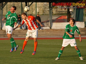 Hlavičkový souboj Václava Beránka s Liborem Matouškem, vpravo Martin Špát