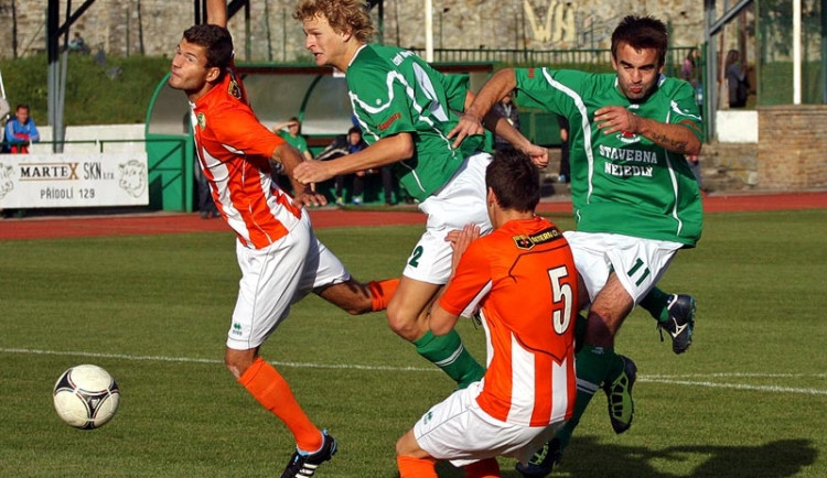 Hlavička Jakuba Wagnera skončila těsně mimo Jirkalovu branku. Na snímku je ještě Michael Průcha (vlevo), Daniel Lerch (zády) a Jakub Zatloukal