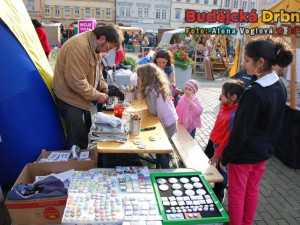 Děti si mohly nakreslit na placku svůj vlastní motiv