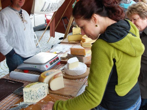 Lahodně vonící francouzské sýry přitahovaly  Budějčáky k ochutnávce