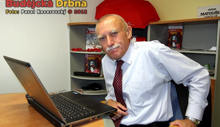 Kandidát Jan Zahradník při online chatu se čtenáři Budějcké Drbny