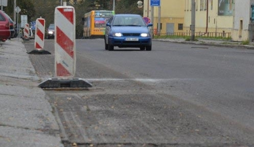 Na Lidické třídě se o víkendu bude pokládat nový asfalt