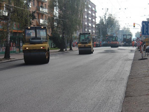 Pokládka nového povrchu na Lidické třídě