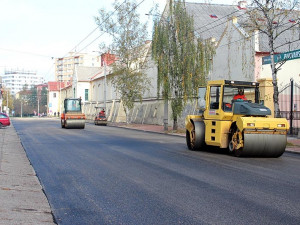 Pokládka nového povrchu na Lidické třídě