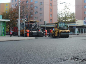 Pokládka nového povrchu na Lidické třídě