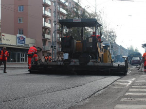 Pokládka nového povrchu na Lidické třídě