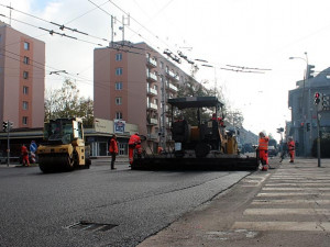 Pokládka nového povrchu na Lidické třídě