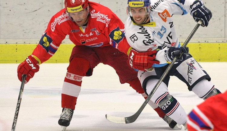 Stejně jako při duelu v Budvar Aréně se proti Mountfieldu prosadil dvěma góly vítkovický útočník Vladimír Svačina (na snímku v souboji s Frühaufem)