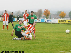 Největší šanci Rokycan měl na kopačce Filip Procházka, který - ač byl atakován Trněným - nebezpečně vystřelil