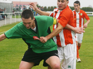 Saša Fedorkiv se snaží zastavit rokycanského kapitána Jana Hereita. Vzadu přihlíží střelec jediné branky Daniel Lerch