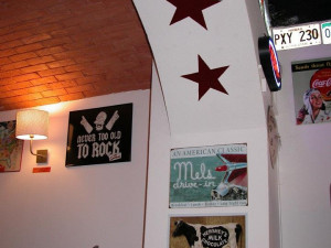 V Pomádě najdete spousty stylových cedulí