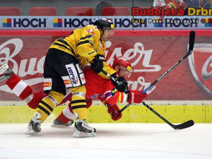 Litvínovský Robert Hanzl odehrává puk před Michalem Kolarzem