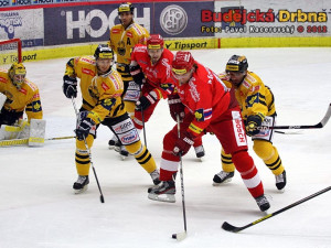 Martin Hanzal se dere do zakončení, vzadu ho brání Jiří Zeman