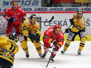 Staronová tvář v budějckém dresu Martin Hanzal se snaží prosadit přes obranu Litvínova