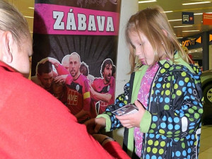 Nejmenší fanoušci Dynama dostávali dárkové předměty