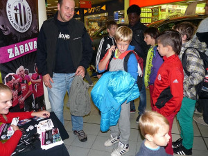 Rodiče s dětmi mohli získat od klubu volné vstupenky na pondělní utkání