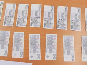Padělatelé dostali do oběhu desítky falešných bankovek