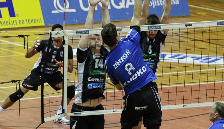 Adam Záhorský smečuje proti budějckému bloku