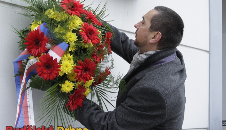 Věšení věnce primátorem Českých Budějovic Jurajem Thomou