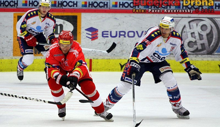 Střelec dvou gólů Milan Michálek před pardubickým Janem Kolářem