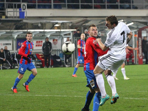 Jakub Řezníček dokázal přes Radima Řezníka odhlavičkovat, jeho pokus ale bez problémů vyřešil Kozáčik