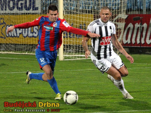 Michal Ďuriš bojuje o míč se stoperem Dynama Janem Halamou