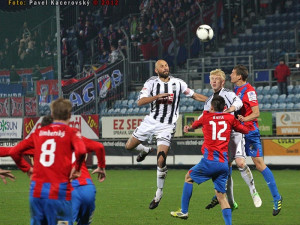 Souboj ve vzduchu o letící míč