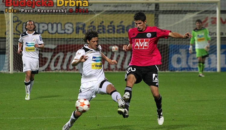 Petr Javorek odkopává míč před Mariánem Čišovským