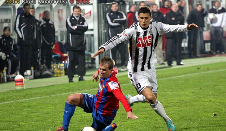 Domácí Miroslav Marković přechází přes Davida Liberského jen za cenu faulu