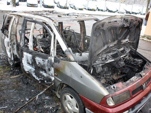 Peugeot zachvátily plameny, auto lehlo popelem