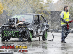 Pořadatel s červenou vlajkou