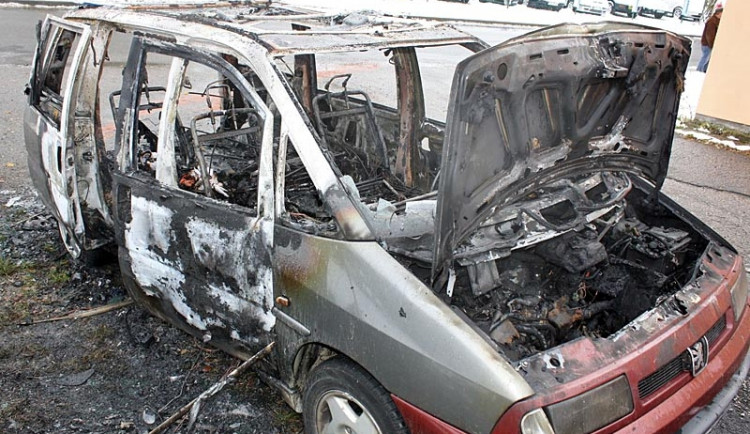 Shořelý peugeot v Borovanech