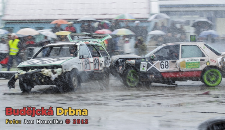 Husté sněžení pomáhalo závodníkům dostat auto do smyku